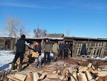 Волонтеры «Движения первых» из Эрзина помогли матери участника СВО