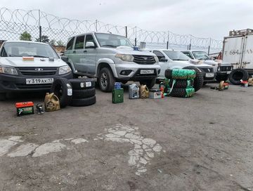 Сотрудники УФСИН Тувы готовят четыре автомобиля к отправке в зону СВО