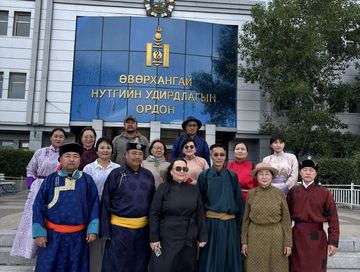 Преподаватель колледжа искусств представил культ коня на конференции в Монголии