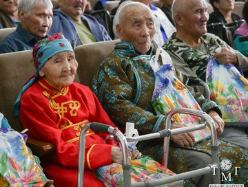 В Кызылском доме-интернате ко Дню пожилых людей поздравили ветеранов