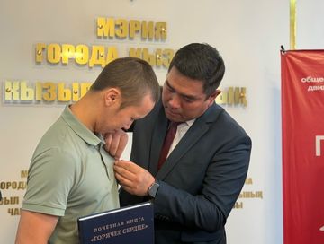 Сыдым Амбаржиге «Изиг Чүрек» хөрек демдээн тывыскан