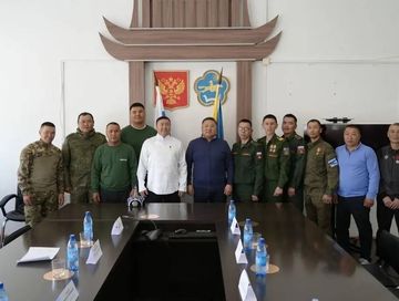 Тываның Баштыңы Чөөн-Хемчик кожуунга сургакчылаашкын үезинде тускай шериг операциязының киржикчилери-биле ужурашкан
