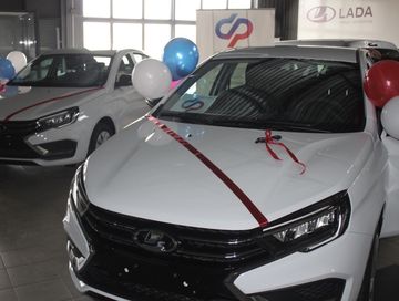 В Туве двум жителям республики вручили ключи от новых автомобилей в рамках мер социальной поддержки