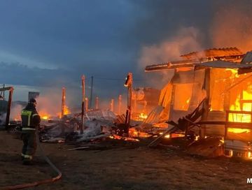 На озере Дус-Холь сгорел корпус базы отдыха