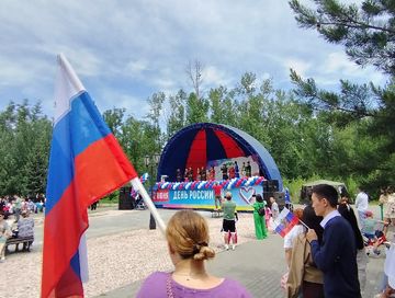 Единство и гордость: в Кызыле прошёл праздничный концерт в честь Дня России