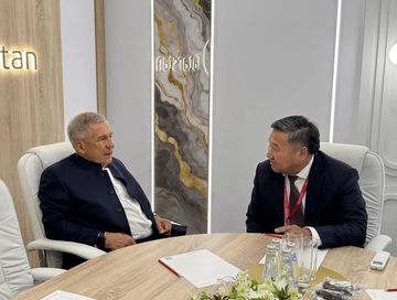 Владислав Ховалыг обсудил сотрудничество с Раисом Татарстана Рустамом Миннихановым на ПМЭФ