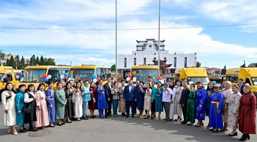 В Туве состоялась торжественная церемония вручения ключей от новых школьных автобусов