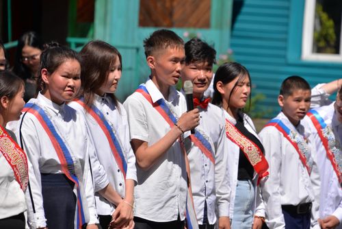 В светлое будущее. Сегодня прозвенел последний звонок для 63 выпускников школы №10 города Кызыла