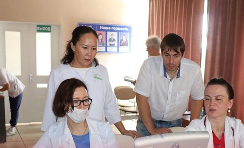 Врачи из Новосибирского НМИЦ им. Е. Н. Мешалкина обследуют детей в Туве