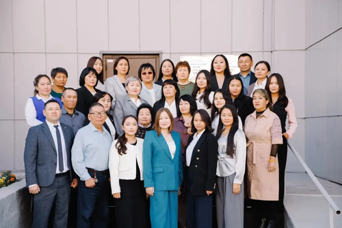 Владислав Ховалыг поздравил сотрудников Национального архива Тувы с профессиональным праздником