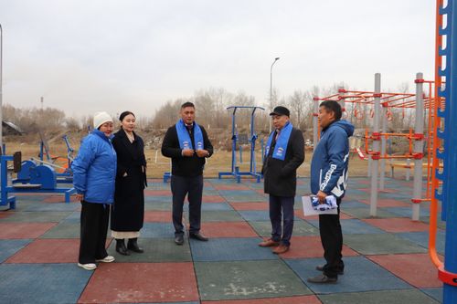 Депутаты Тувы проверили обустройство спортивных площадок в пгт Каа-Хем