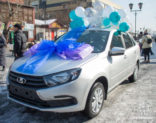 Жителям столицы Тувы презентовали автомобиль Лада Гранта, которую будут разыгрывать на выборах президента