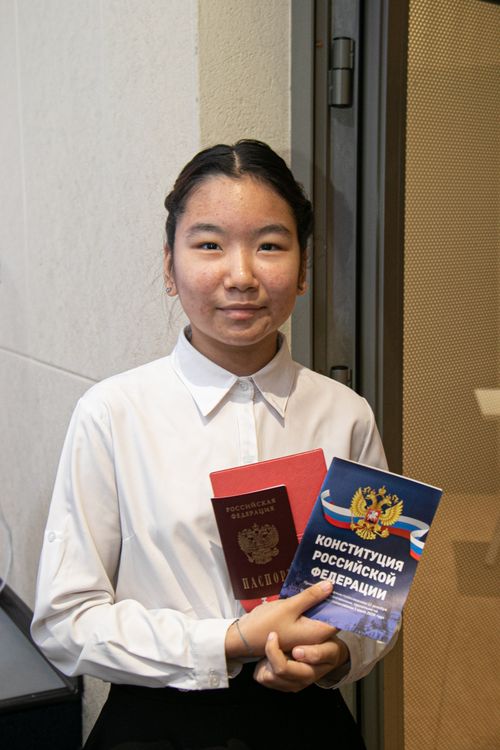 Пятьдесят школьников Тувы впервые получили свои паспорта