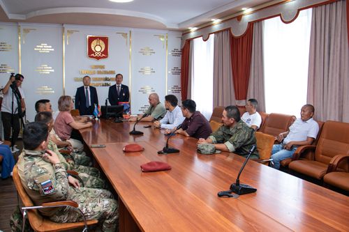 Депутаты Хурала представителей города Кызыла вручили награды участникам СВО и 16-летнему спортсмену
