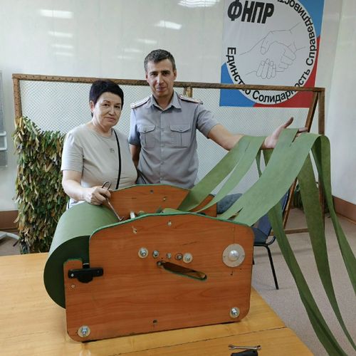 Сотрудник УФСИН передал волонтерам Тувы станки для нарезки тканевых лент