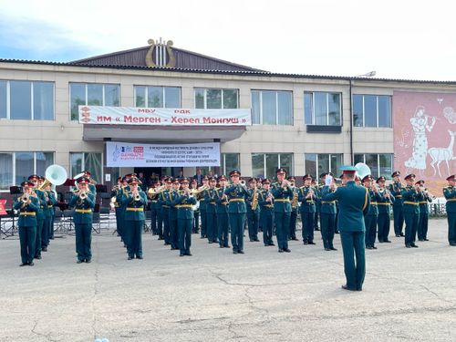 Жители Чадана наслаждались музыкой Центрального военного оркестра Министерства обороны