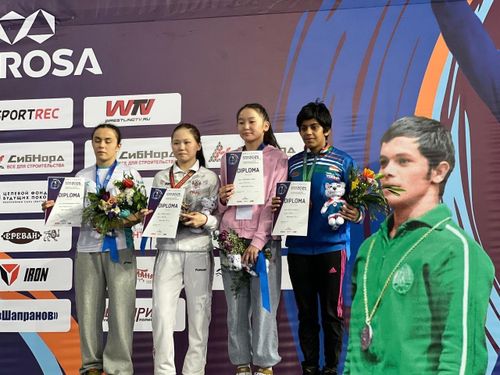 Тана Тюлюш завоевала золото на международном турнире по вольной борьбе в Якутске