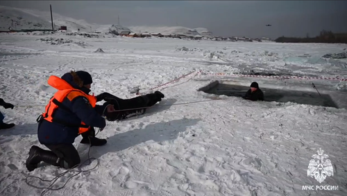 Спасатели Тувы провели учения по спасению людей в результате провала автомобиля под тонкий лёд