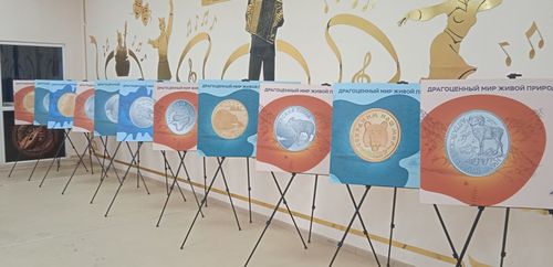 В пгт Каа-Хем открылась выставка Банка России «Драгоценный мир живой природы»