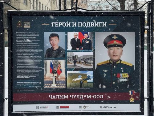 На Гоголевском бульваре в Москве открылась выставка «Герои и подвиги» с участием уроженцев Тувы