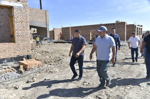 Глава Тувы проверил ход строительства нового здания школы в селе Чодураа