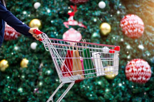 Опрос показал, сколько россияне готовы потратить на новогодние подарки