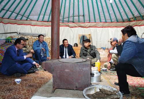 Мөңгүн-Тайганың малчыннары-биле ужурашкан