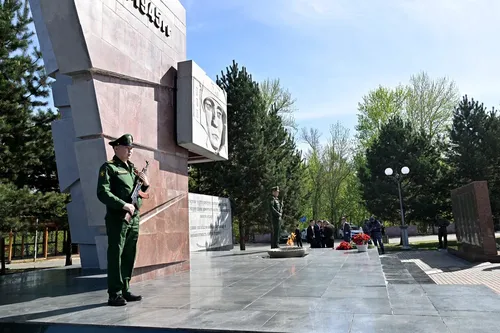 Никто не забыт, ничто не забыто: в Кызыле возложили цветы к мемориалу воинам-победителям