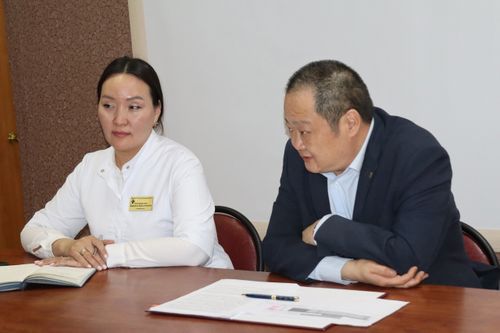 Министр здравоохранения Тувы Анатолий Югай провел встречу с коллективом Ресбольницы №2