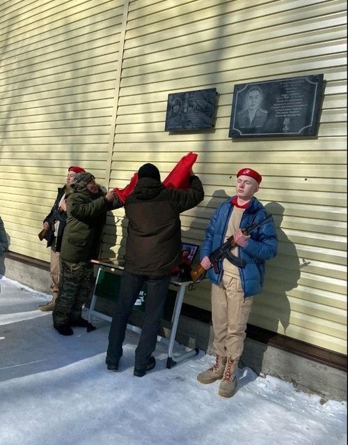 В Тоора-Хеме увековечили память о бойце, погибшем в ходе спецоперации