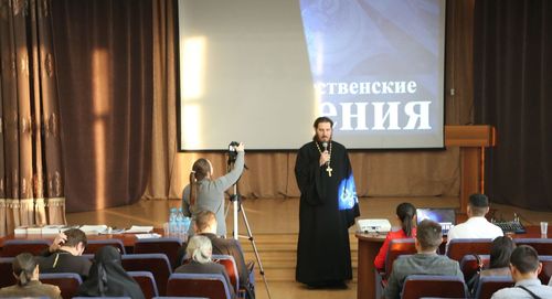 В ТувГУ провели международные Рождественские образовательные чтения