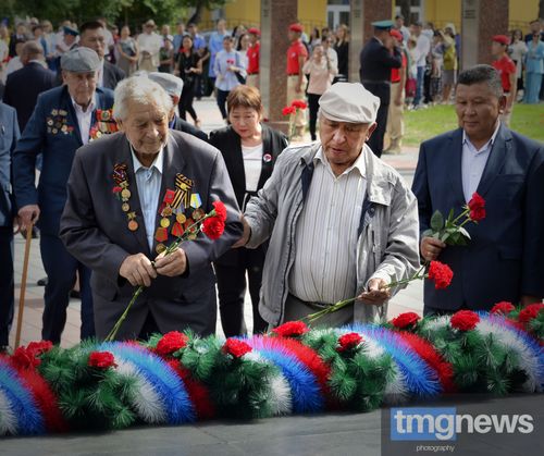В Кызыле в День памяти и скорби возложили цветы к Вечному огню