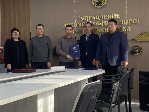 В Туве наградили работников автомобильного и дорожного транспорта