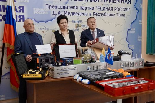 Депутаты Хурала представителей города Кызыла передали бойцам СВО специализированные технические средства