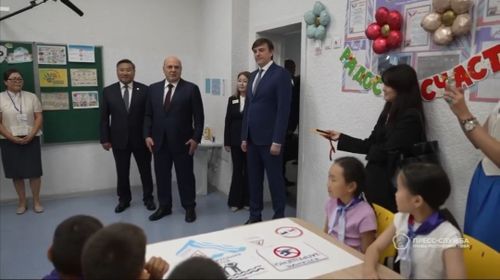 Михаил Мишустин посетил школу №22 в Кызыле