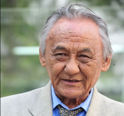 Владислав Ховалыг поздравил народного писателя Тувы Кара-Куске Чооду с 90-летием