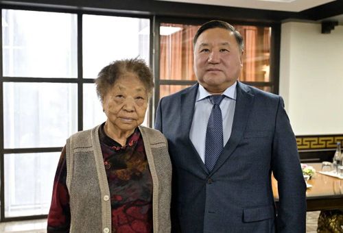 Владислав Ховалыг поздравил с днем рождения заслуженного работника сельского хозяйства Ошку-Саар Ооржак