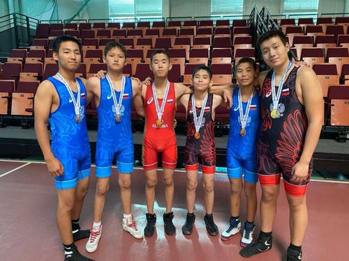 Сборная Тувы заняла первое место в командном зачете по вольной борьбе на первенстве России по спорту для глухих