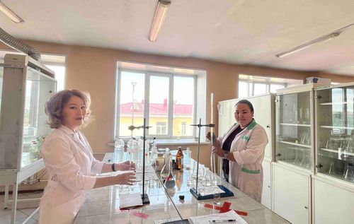 Ученые-химики ТувГУ проводят анализ водных образцов с применением физико-химических методов исследования