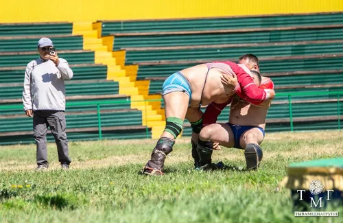 Ко Дню Республики Тыва: в Кызыле проходит турнир по борьбе хуреш среди ветеранов