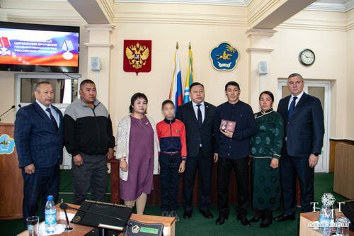 В Туве семьям 10 павших героев передали ордена Мужества