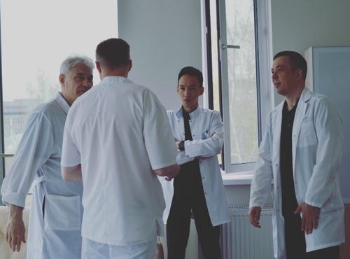 Аржаан школазының өөреникчилери сураглыг эмчи-биле ужурашкан