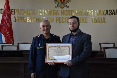 «Тывамедиагрупп» холдингиниң журналистерин Россияның Кеземче күүселдезиниң федералдыг албанының Хүндүлел бижиктери-биле шаңнаан