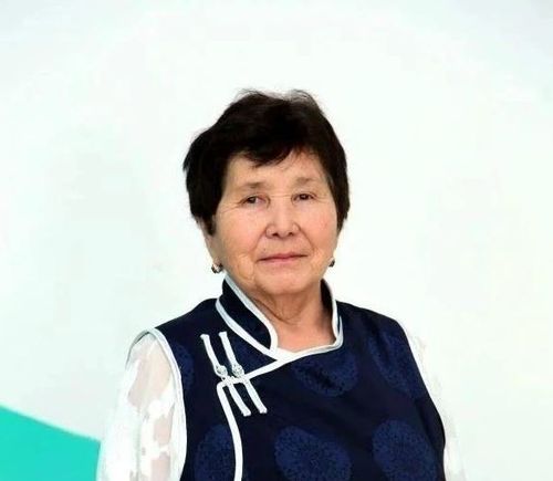 Учитель из Улуг-Хемского района Зинаида Эртине отметила 47 лет педагогического стажа