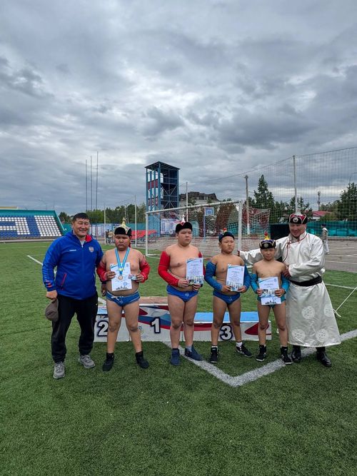 В Кызыле прошли соревнования по борьбе Хуреш среди детей