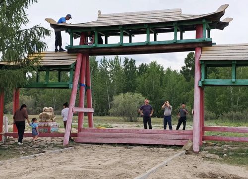 Жители Дзун-Хемчикского района продолжают благоустраивать территории храма Үстүү-Хүрээ