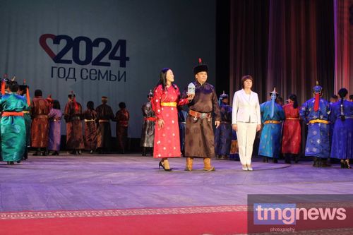 В Туве закрыли Год педагога и наставника и дали старт Году семьи