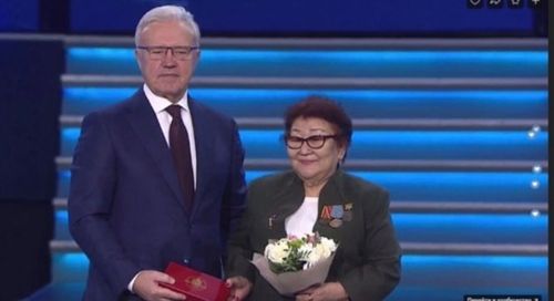 Губернатор Красноярского края Александр Усс наградил врача из Тувы