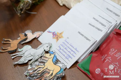 Школьники и жители Тувы собрали гуманитарный груз для бойцов СВО: обереги, письма и техника