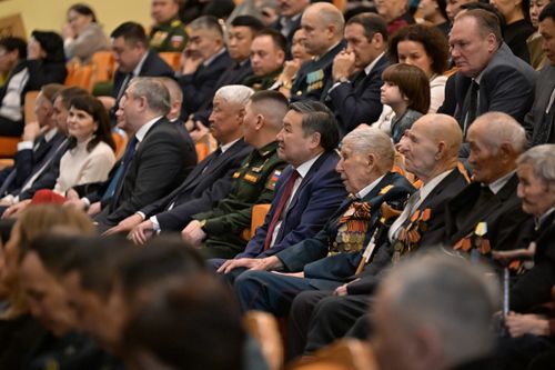 В Национальном театре им. В. Кок-оола прошло торжественное собрание в честь Дня Защитника Отечества